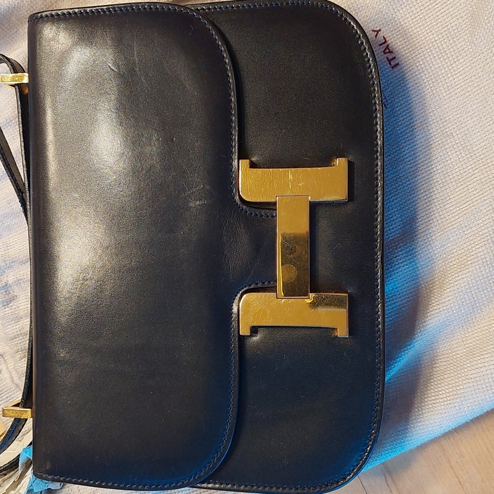 Black shoulder bag, leather.